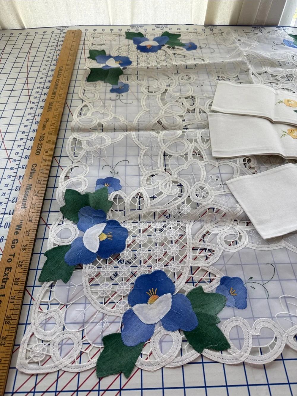 Vintage Appliqué Floral Tablecloth & 3 Napkins Cutwork Lace 1970s 4 Pc Set